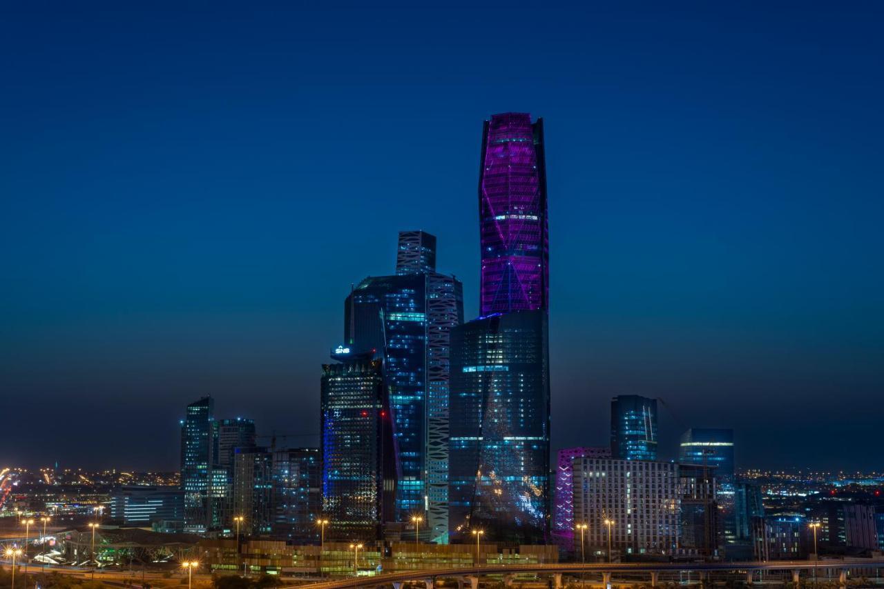 فندق وشقق موفنبيك الرياض المظهر الخارجي الصورة The Kingdom Centre, the second tallest building in the Middle East, is located in Riyadh.