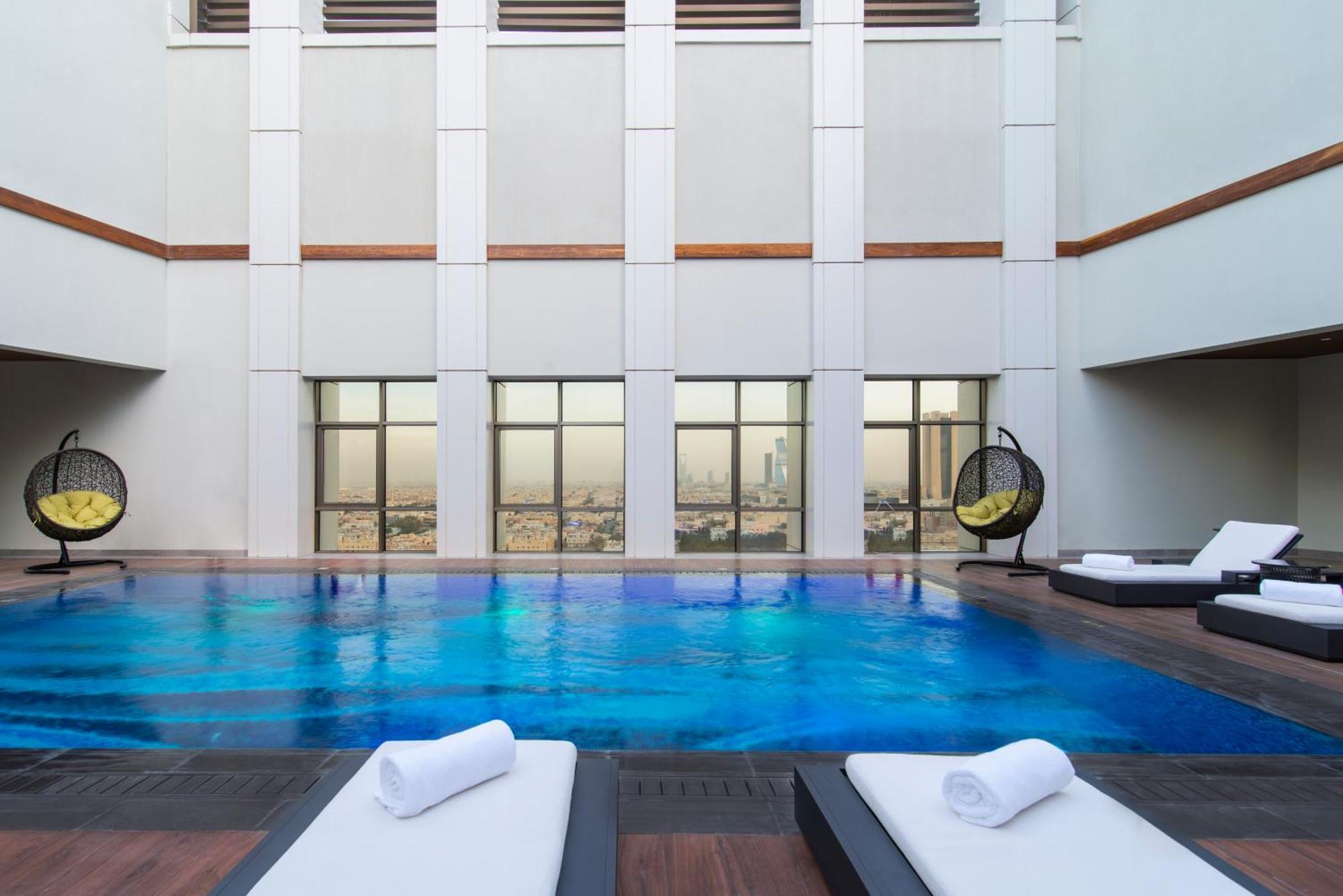 فندق وشقق موفنبيك الرياض المظهر الخارجي الصورة The swimming pool at the hotel