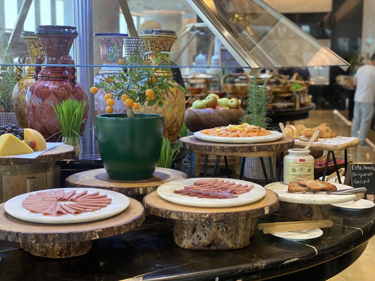 فندق وشقق موفنبيك الرياض المظهر الخارجي الصورة A buffet at a hotel