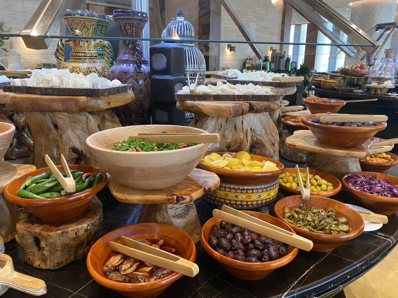 فندق وشقق موفنبيك الرياض المظهر الخارجي الصورة A selection of tapas at a buffet
