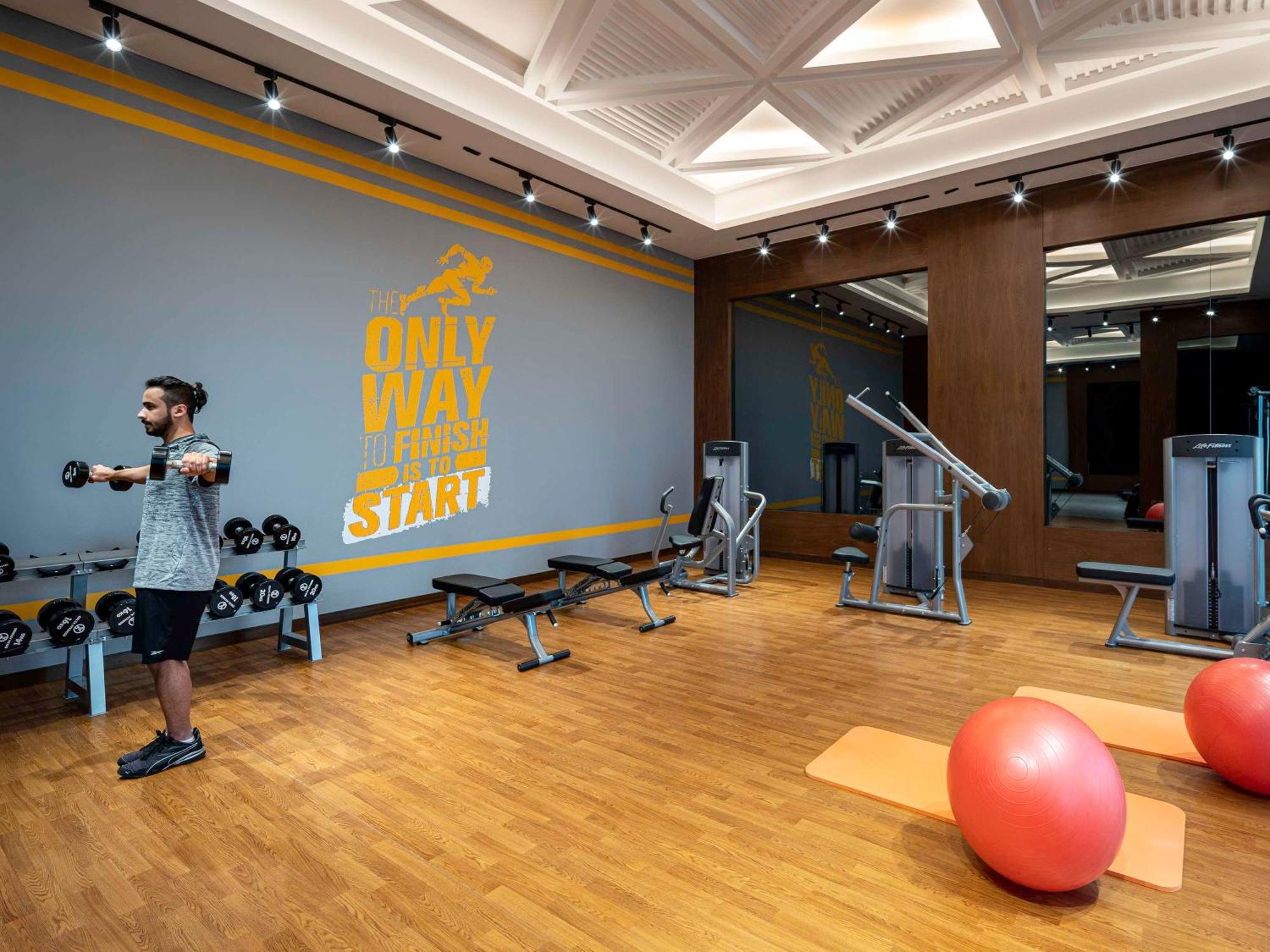 فندق وشقق موفنبيك الرياض المظهر الخارجي الصورة The gym at the hotel