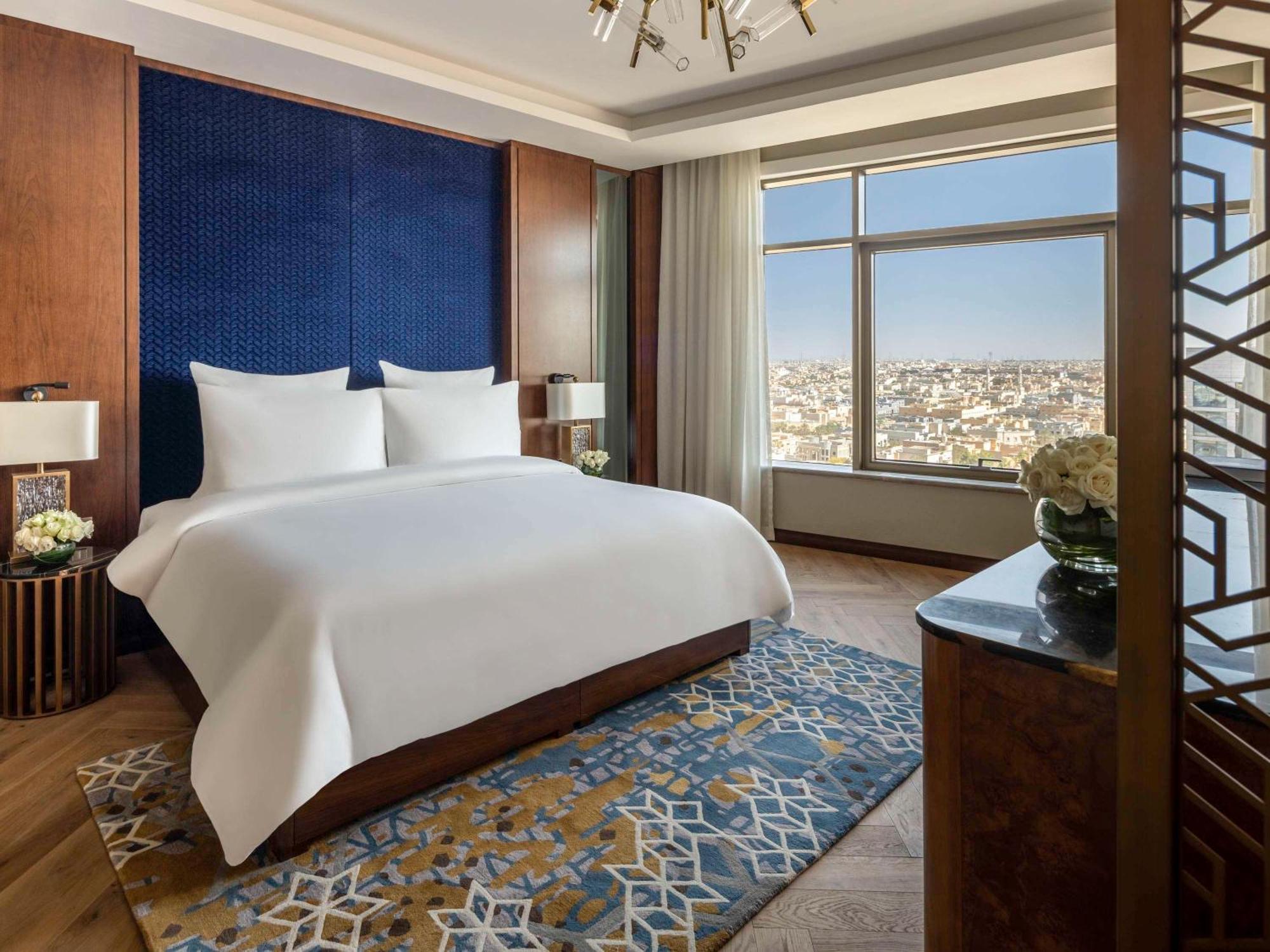 فندق وشقق موفنبيك الرياض المظهر الخارجي الصورة A bedroom at the Ritz-Carlton, Riyadh