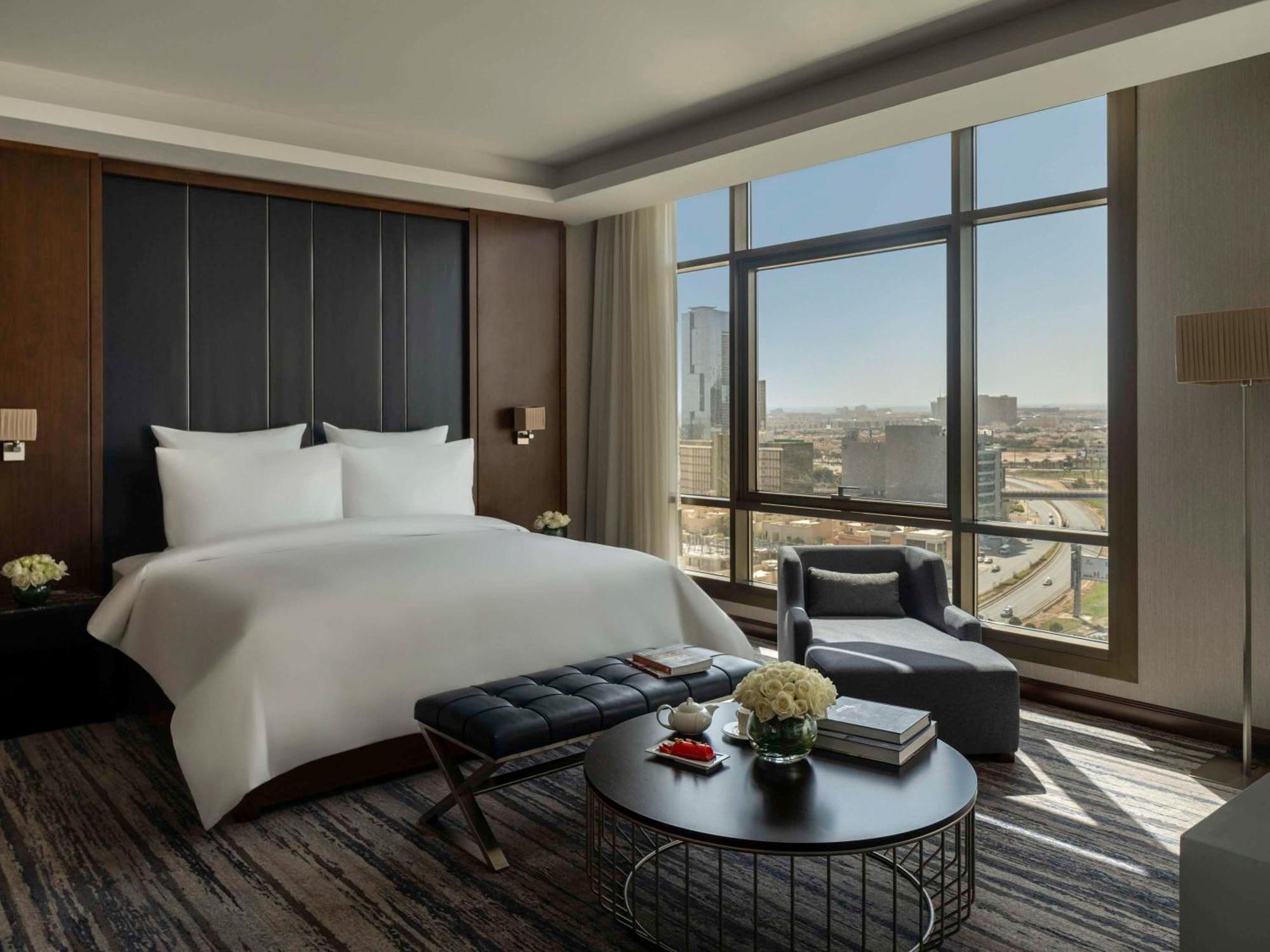 فندق وشقق موفنبيك الرياض المظهر الخارجي الصورة A bedroom at the Ritz-Carlton, Riyadh