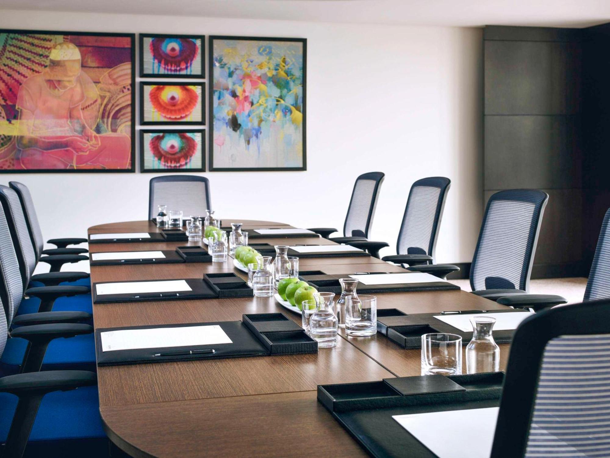 فندق وشقق موفنبيك الرياض المظهر الخارجي الصورة A boardroom at a hotel