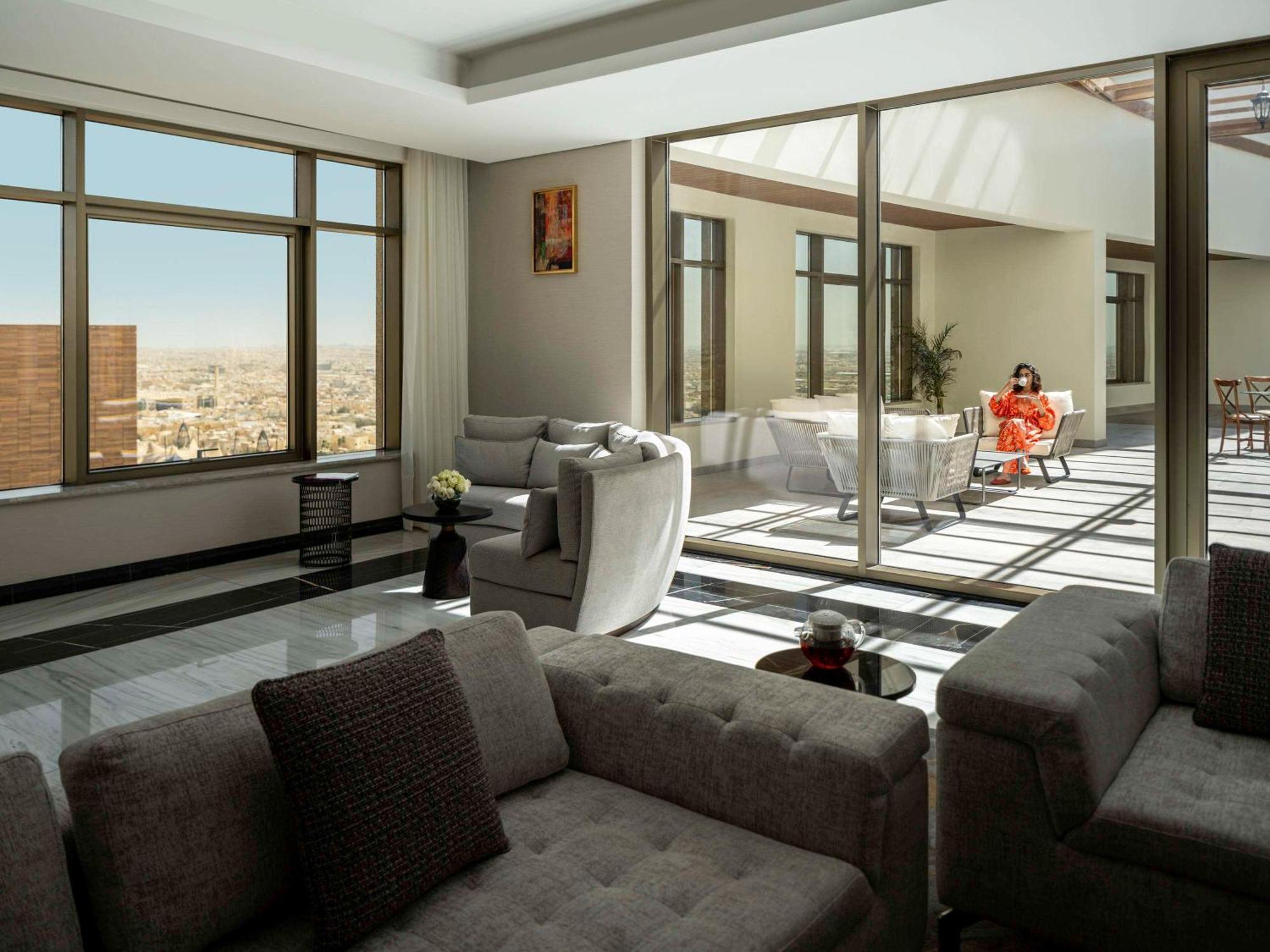 فندق وشقق موفنبيك الرياض المظهر الخارجي الصورة The interior of a suite at the Four Seasons Hotel, Amman