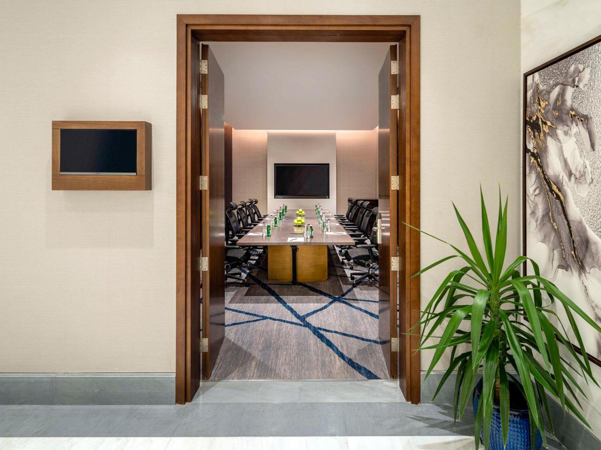 فندق وشقق موفنبيك الرياض المظهر الخارجي الصورة Meeting room at the hotel