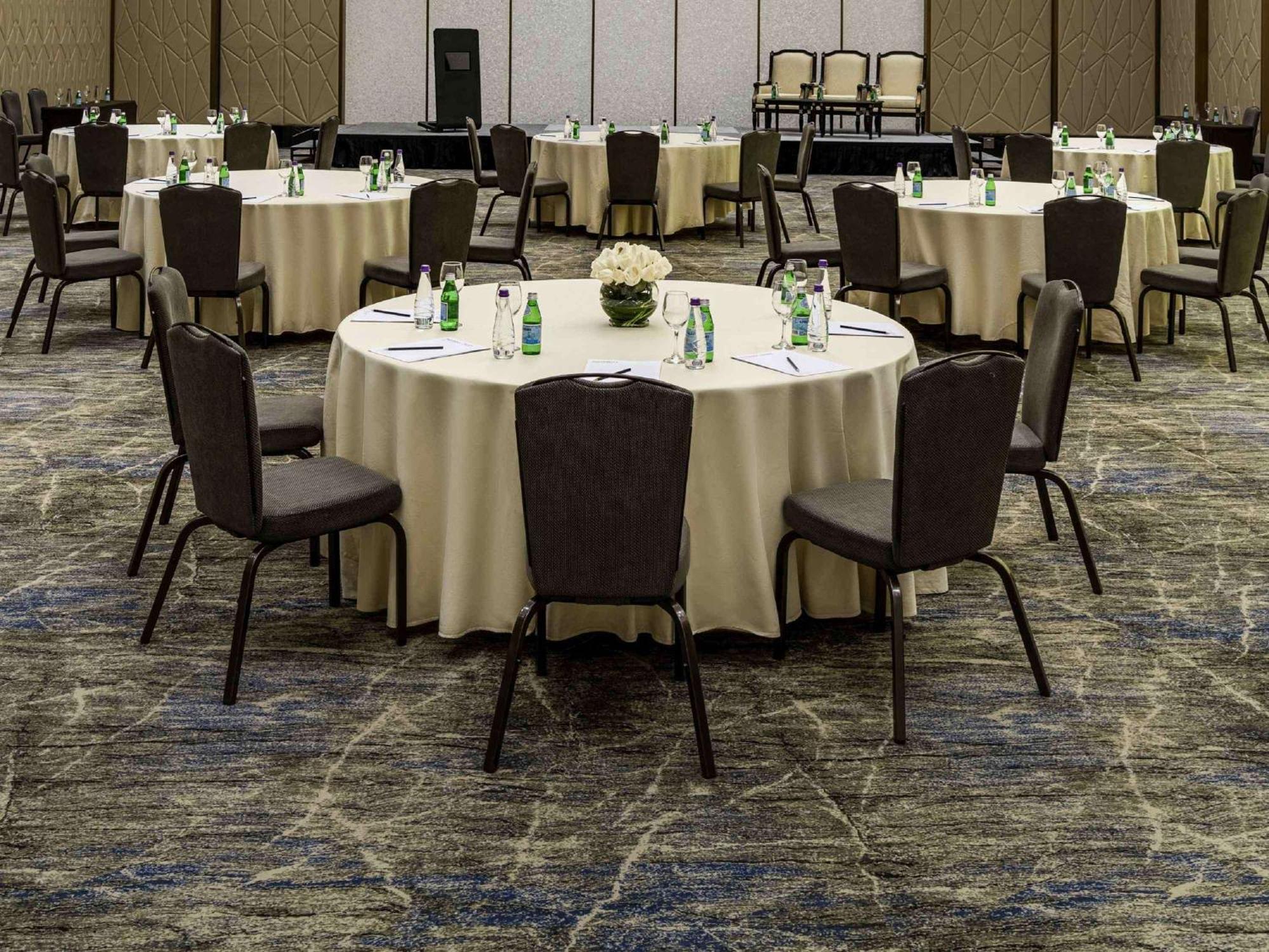 فندق وشقق موفنبيك الرياض المظهر الخارجي الصورة A round table set for a meeting