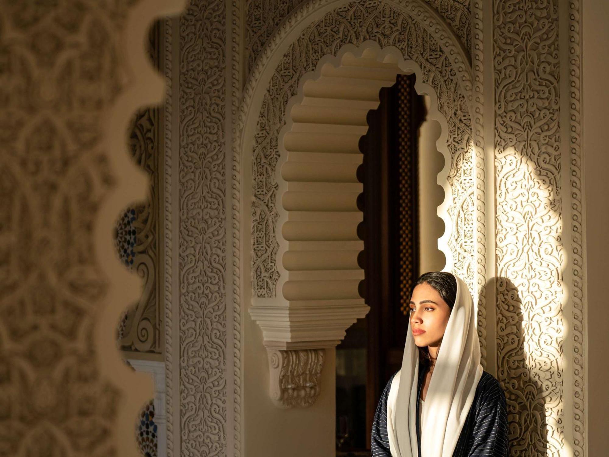 فندق وشقق موفنبيك الرياض المظهر الخارجي الصورة A Moroccan woman in traditional dress
