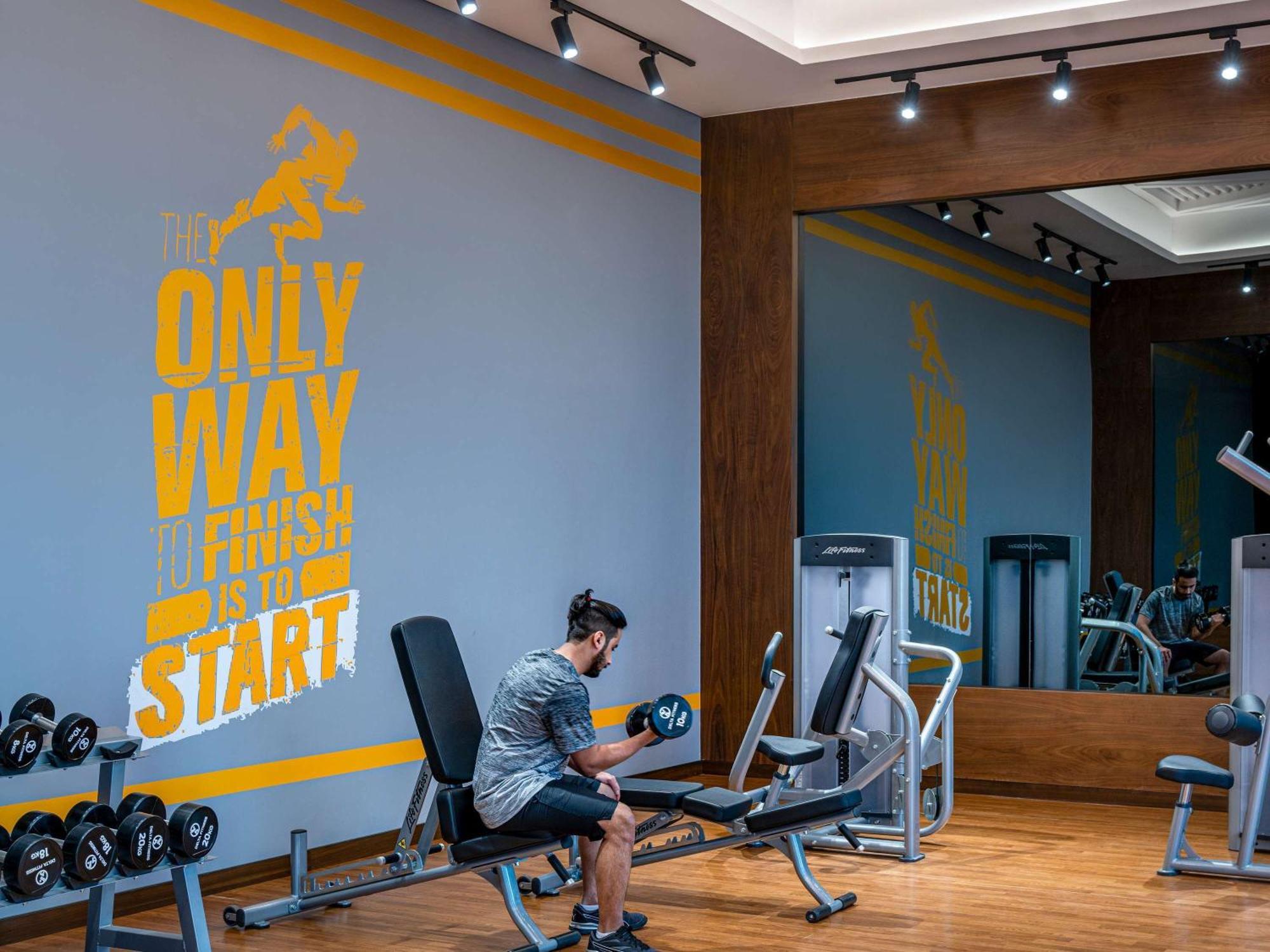 فندق وشقق موفنبيك الرياض المظهر الخارجي الصورة The gym at the hotel
