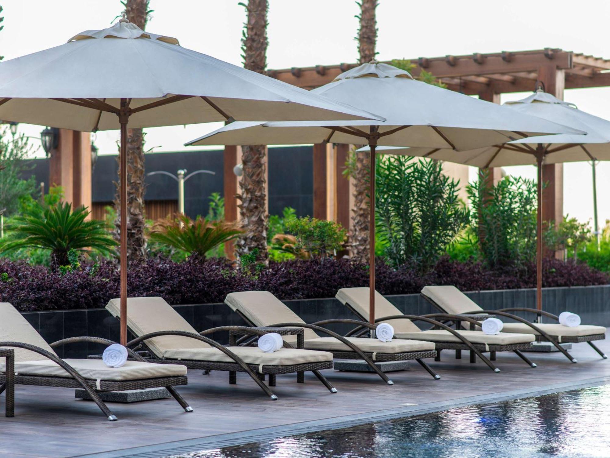 فندق وشقق موفنبيك الرياض المظهر الخارجي الصورة Pool at the hotel